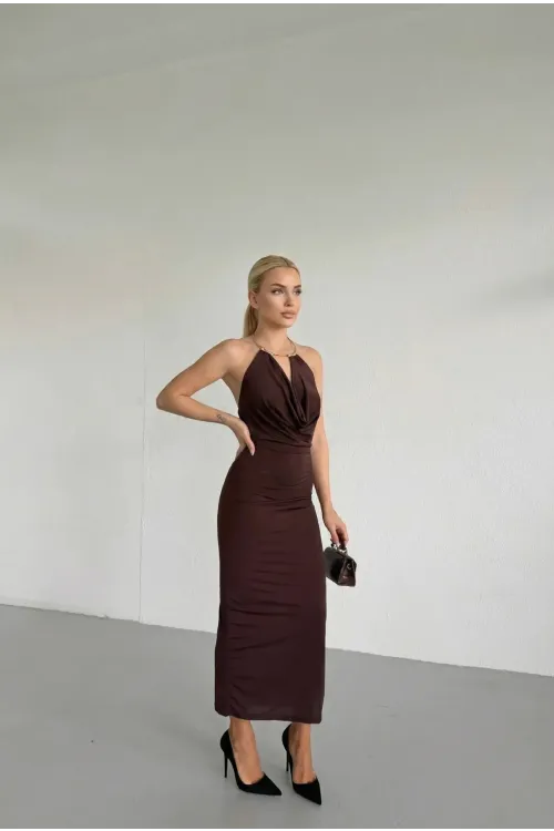 Kadın Kahverengi Boyundan Aksesuarlı Yandan Yırtmaçlı Midi Boy Sandy Elbise HZL26S-FRY123841