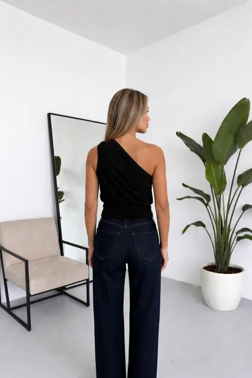 Kadın Siyah Asimetrik Tek Omuz Drapeli Gold Aksesuar Detaylı Sandy Bluz HZL26S-FRY123751