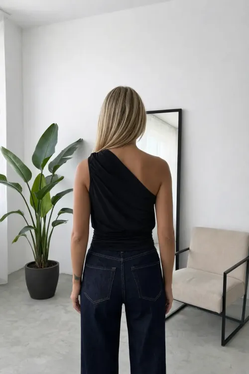 Kadın Siyah Asimetrik Tek Omuz Drapeli Gold Aksesuar Detaylı Sandy Bluz HZL26S-FRY123751