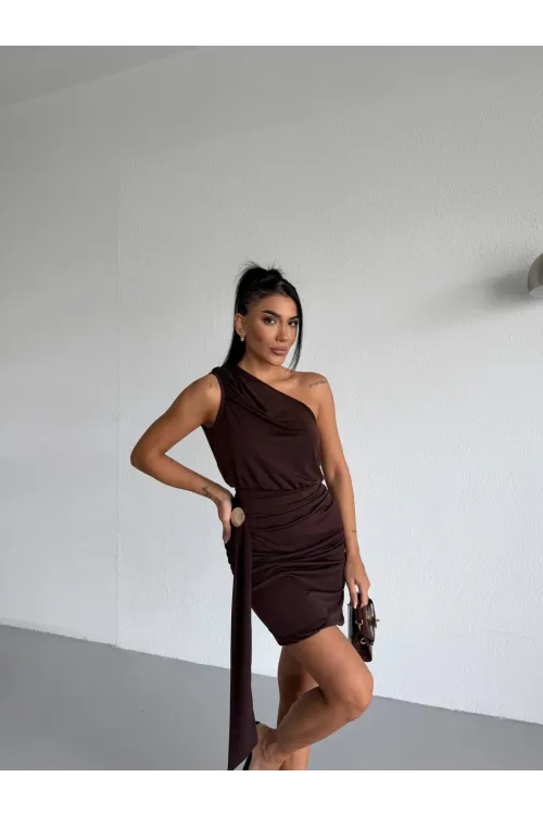 Kadın Kahverengi Tek Omuz Toka Detaylı Drapeli Sandy Kumaş Mini Elbise HZL26S-FRY123881