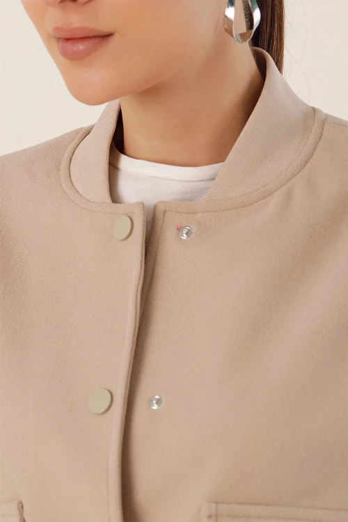 Kadın Krem Çift Cepli Çıt Çıt Kapamalı İçi Saten Astarlı Crop Ceket HZL24W-BD106881