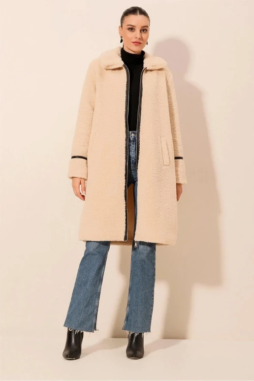 Kadın Krem Siyah Detaylı Fermuarlı İçi Astarlı Çift Cepli Peluş Kaban HZL24W-BD191251