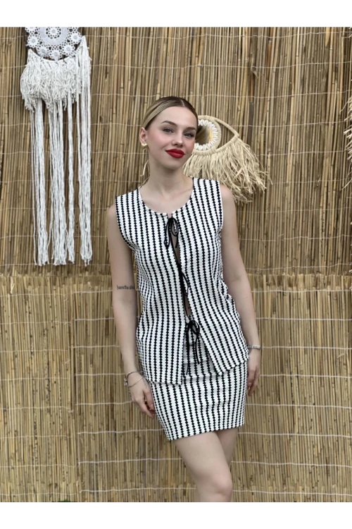 Kadın Siyah Beyaz Çizgili Önü Bağlamalı Bluzlu Etekli Triko Takım HZL24S-ZK10271