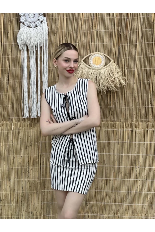 Kadın Siyah Beyaz Çizgili Önü Bağlamalı Bluzlu Etekli Triko Takım HZL24S-ZK10271