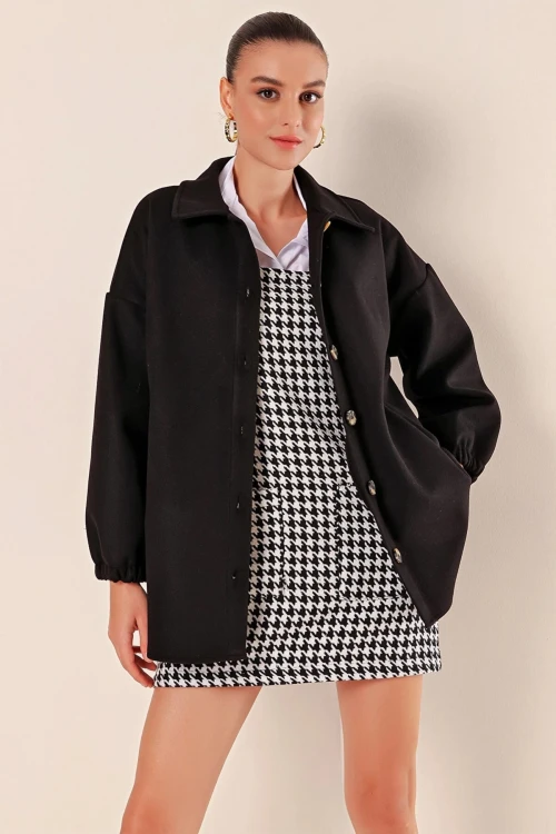 Kadın Siyah Cepli Düğme Kapamalı Geniş Kalıp Ceket HZL23W-BD106741