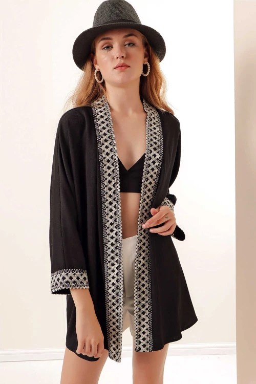 Kadın Siyah Nakış Detaylı  Kısa Kimono HZL24S-BD158661