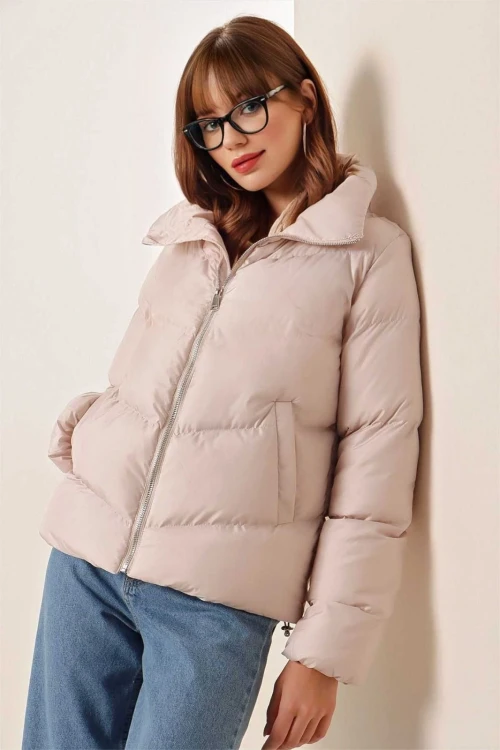 Kadın Bej Dik Yaka Bel Büzgülü Şişme Mont HZL25W-BD131791