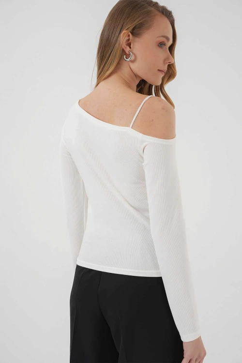 Kadın Beyaz Askı Detaylı Kayık Yaka Bluz HZL25S-BD19271