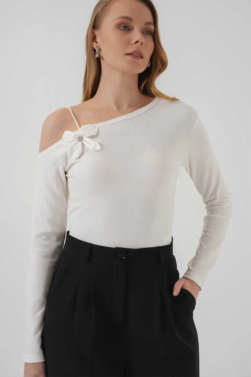 Kadın Beyaz Askı Detaylı Kayık Yaka Bluz HZL25S-BD19271