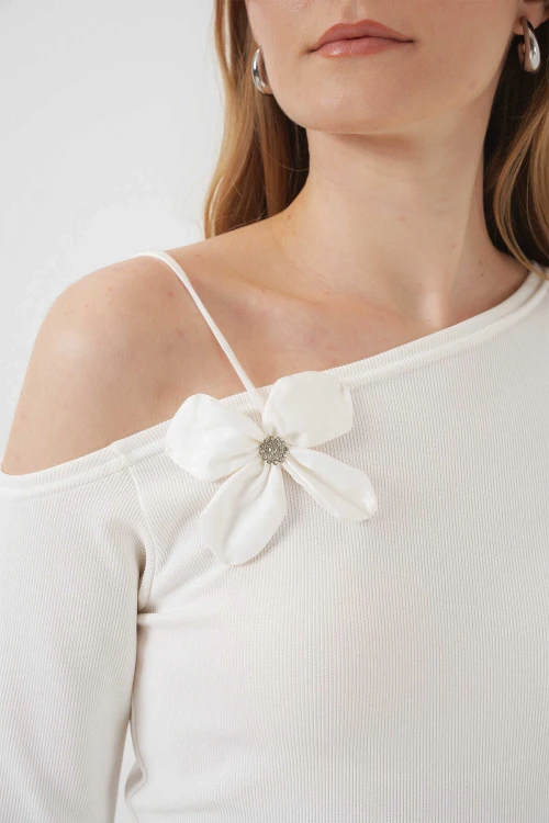 Kadın Beyaz Askı Detaylı Kayık Yaka Bluz HZL25S-BD19271