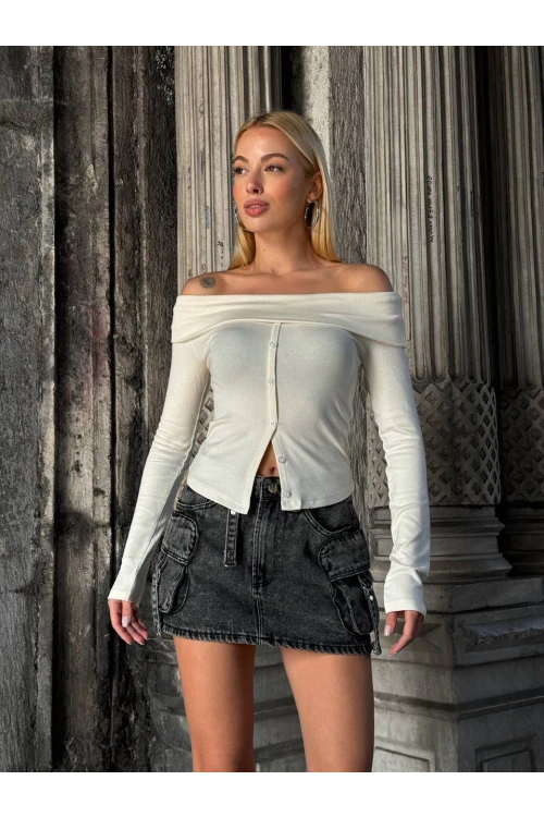 Kadın Beyaz Madonna Yaka  Düğme Detaylı Crop Bluz HZL25W-ZK11491