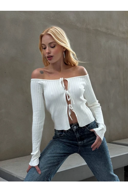 Kadın Beyaz Önden Bağlamalı Madonna Yaka Crop Bluz HZL25W-ZK10331