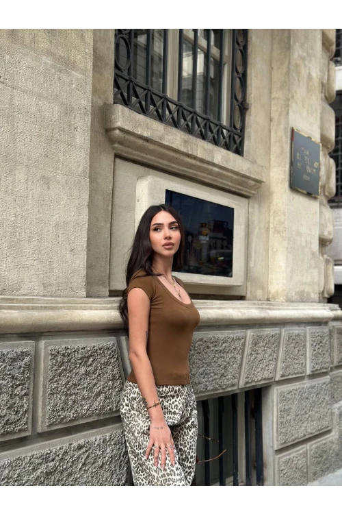 Kadın Kahverengi Oval Yaka T-Shirt HZL25S-ZK11681