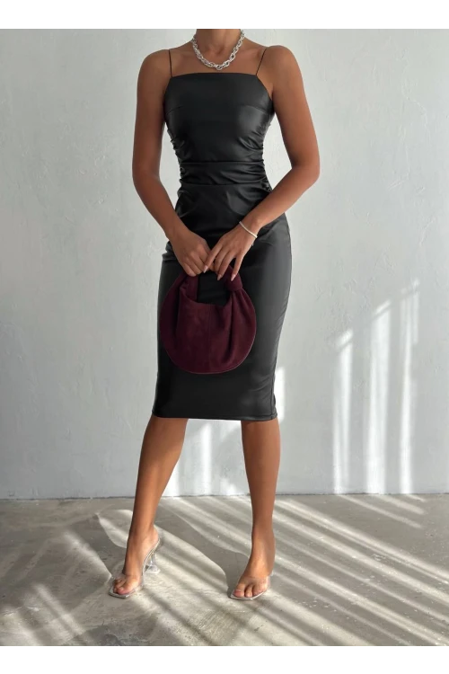 Kadın Siyah Askılı Yandan Drape Detaylı Suni Deri Elbise HZL24S-FRY122491
