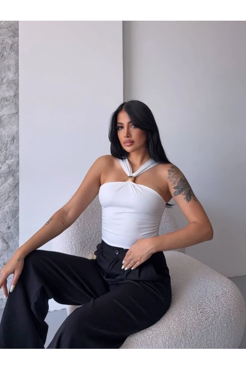 Kadın Beyaz Halter Yaka Metal Detaylı Şık Crop Bluz HZL25S-FRY123251