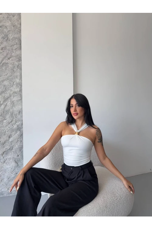 Kadın Beyaz Halter Yaka Metal Detaylı Şık Crop Bluz HZL25S-FRY123251