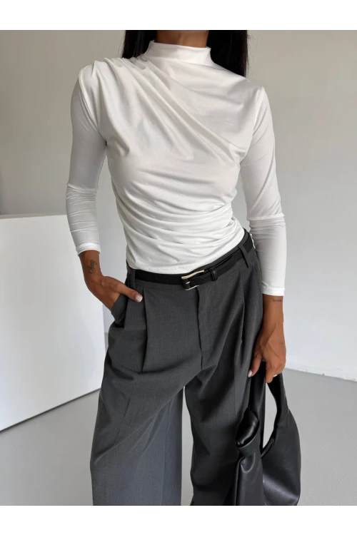 Kadın Beyaz Omuz ve Beli Büzgülü Yarım Balıkçı Yaka Sandy Bluz HZL24W-FRY122451