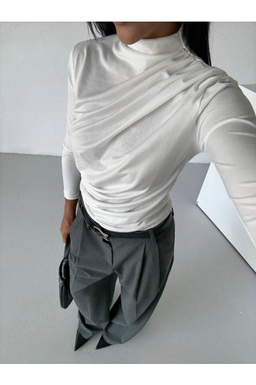 Kadın Beyaz Omuz ve Beli Büzgülü Yarım Balıkçı Yaka Sandy Bluz HZL24W-FRY122451