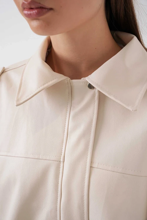 Kadın Ekru Oversize Fermuarlı ve Düğmeli Yandan Cepli Suni Deri Ceket HZL25W-BD110551