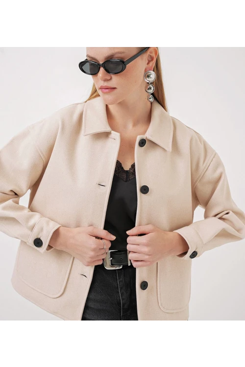 Kadın Krem Düğmeli Cepli Kısa Kaşe Ceket HZL25W-BD107131