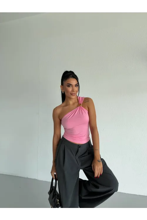 Kadın Pembe Tek Omuz Gold Metal Detaylı Sandy Bluz HZL26S-FRY123821