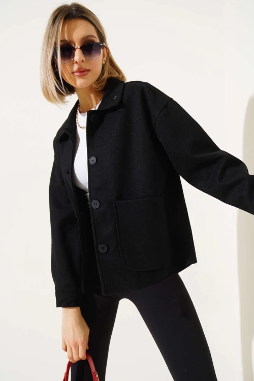 Kadın Siyah Düğmeli Cepli Kısa Kaşe Ceket HZL25W-BD107131