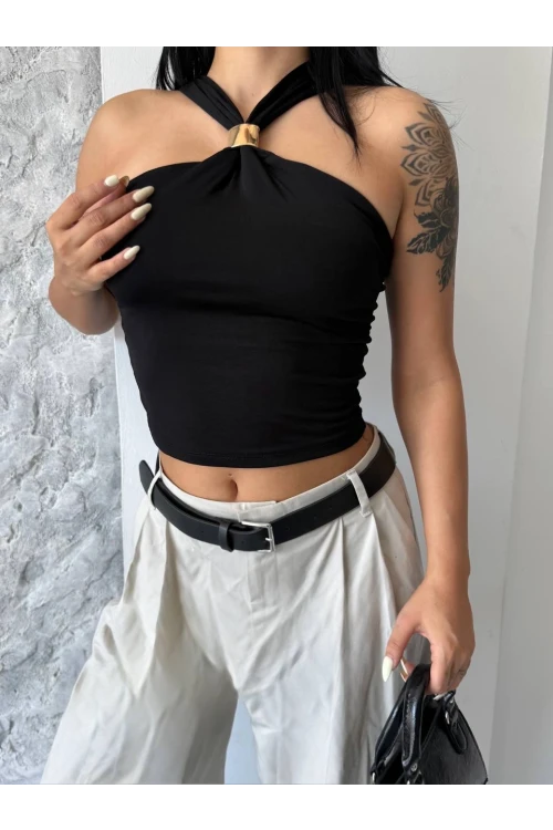 Kadın Siyah Halter Yaka Metal Detaylı Şık Crop Bluz HZL25S-FRY123251