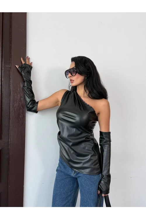 Kadın Siyah Tek Omuz Asimetrik Kesim Eldiven Detay Deri Bluz HZL25W-FRY123641