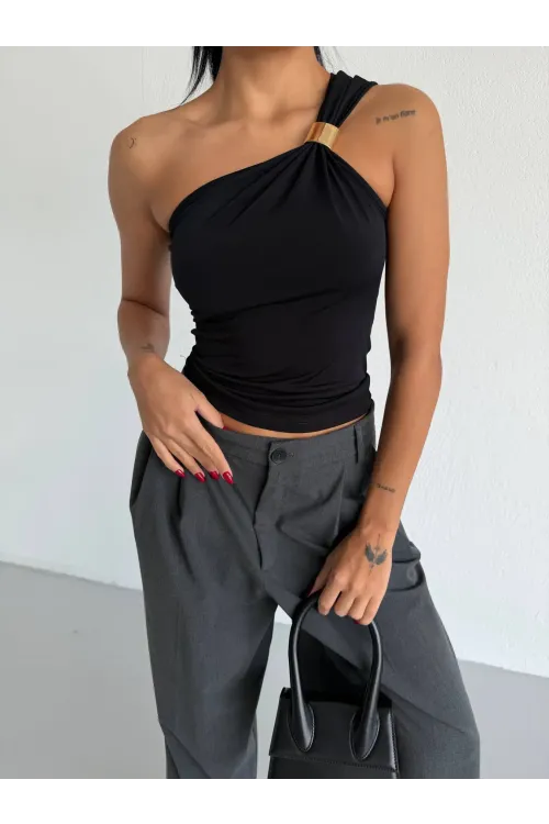 Kadın Siyah Tek Omuz Gold Metal Detaylı Sandy Bluz HZL26S-FRY123821