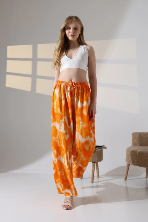 Kadın Turuncu Desenli Beli Lastikli Cepsiz Bol Kesim Viskon Pantolon HZL25S-DSB17771