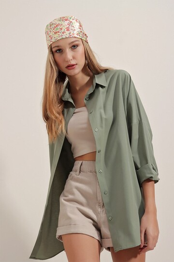 Kadın Haki Arkası Düğmeli Boyfriend Poplin Gömlek HZL22S-BD139521
