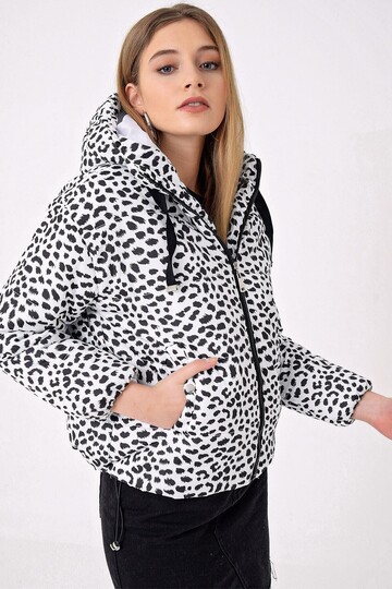 Kadın Beyaz Leopar Desen Bel Büzgülü Kapüşonlu Şişme Mont HZL22W-BD151251