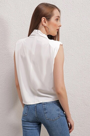Kadın Beyaz Vatkalı Saten Bluz HZL23S-BD104621