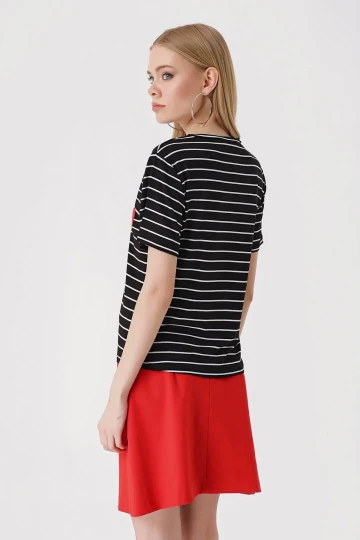 Kadın Kalp Desenli Siyah V Yaka Düz Çizgili Rahat Kalıp Hafif Oversize T-shirt HZL23S-BD143041