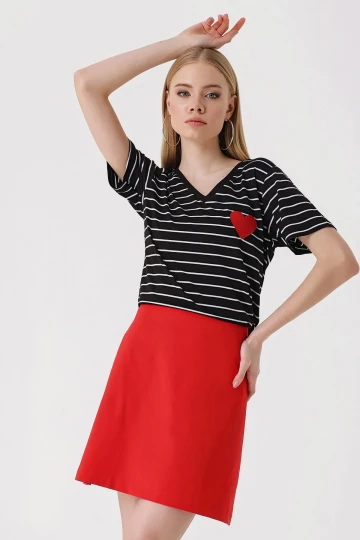 Kadın Kalp Desenli Siyah V Yaka Düz Çizgili Rahat Kalıp Hafif Oversize T-shirt HZL23S-BD143041