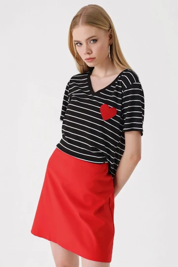 Kadın Kalp Desenli Siyah V Yaka Düz Çizgili Rahat Kalıp Hafif Oversize T-shirt HZL23S-BD143041