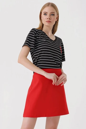 Kadın Kalp Desenli Siyah V Yaka Düz Çizgili Rahat Kalıp Hafif Oversize T-shirt HZL23S-BD143041