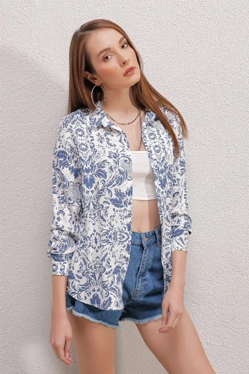 Kadın Mavi Beyaz Grafiti Desenli Fit Viskon Gömlek HZL23W-BD137851