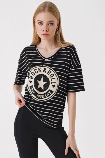 Kadın Siyah V Yaka Baskılı Çizgili Rahat Kalıp Hafif Oversize T-shirt HZL23S-BD143031