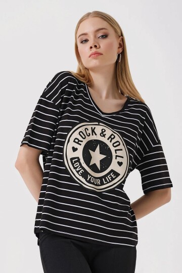 Kadın Siyah V Yaka Baskılı Çizgili Rahat Kalıp Hafif Oversize T-shirt HZL23S-BD143031