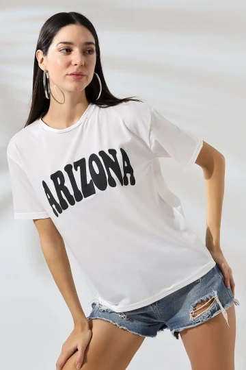 Kadın Beyaz Siyah Arizona Baskılı Bisiklet Yaka T-Shirt HZL24S-DSB120261