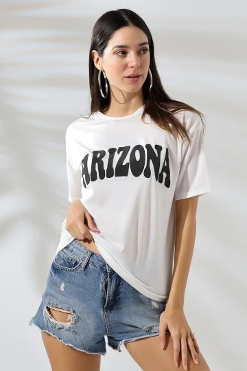 Kadın Beyaz Siyah Arizona Baskılı Bisiklet Yaka T-Shirt HZL24S-DSB120261