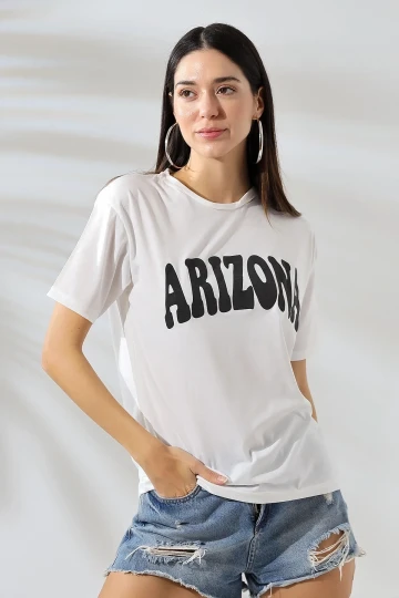 Kadın Beyaz Siyah Arizona Baskılı Bisiklet Yaka T-Shirt HZL24S-DSB120261