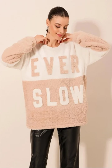 Kadın Krem Beyaz Blok EVER SLOW Baskılı Rahat Peluş Sweatshirt HZL23W-BD1554781