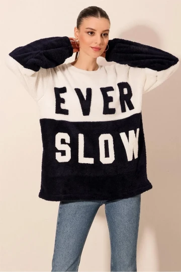 Kadın Lacivert Beyaz Blok EVER SLOW Baskılı Rahat Peluş Sweatshirt HZL23W-BD1554781