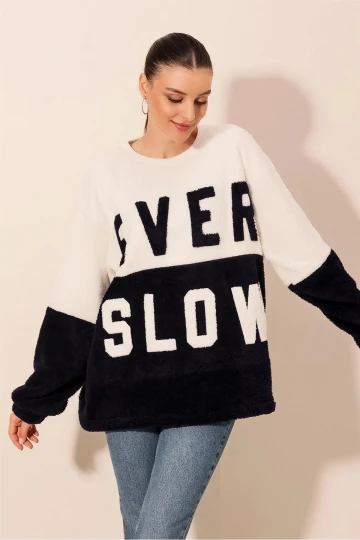 Kadın Lacivert Beyaz Blok EVER SLOW Baskılı Rahat Peluş Sweatshirt HZL23W-BD1554781