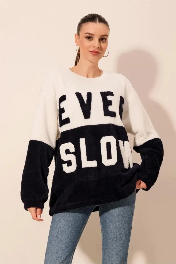 Kadın Lacivert Beyaz Blok EVER SLOW Baskılı Rahat Peluş Sweatshirt HZL23W-BD1554781