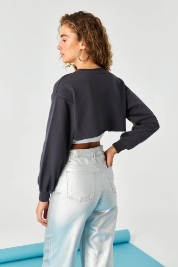 Kadın Antrasit Basic Bisiklet Yaka Uzun Kollu Crop Sweatshirt HZL24W-ZK11351