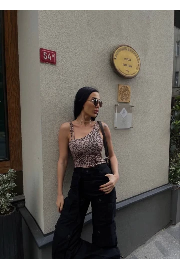 Kadın Leopar Desenli Çift Askılı Tek Kol Crop Bluz HZL24S-ZK11011