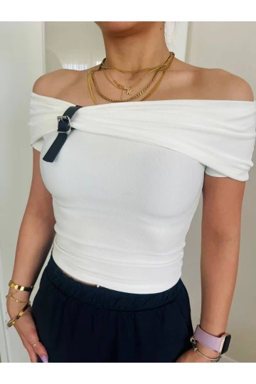 Kadın Beyaz Kemer Detaylı Madonna Yaka Bluz HZL25S-FRY123161